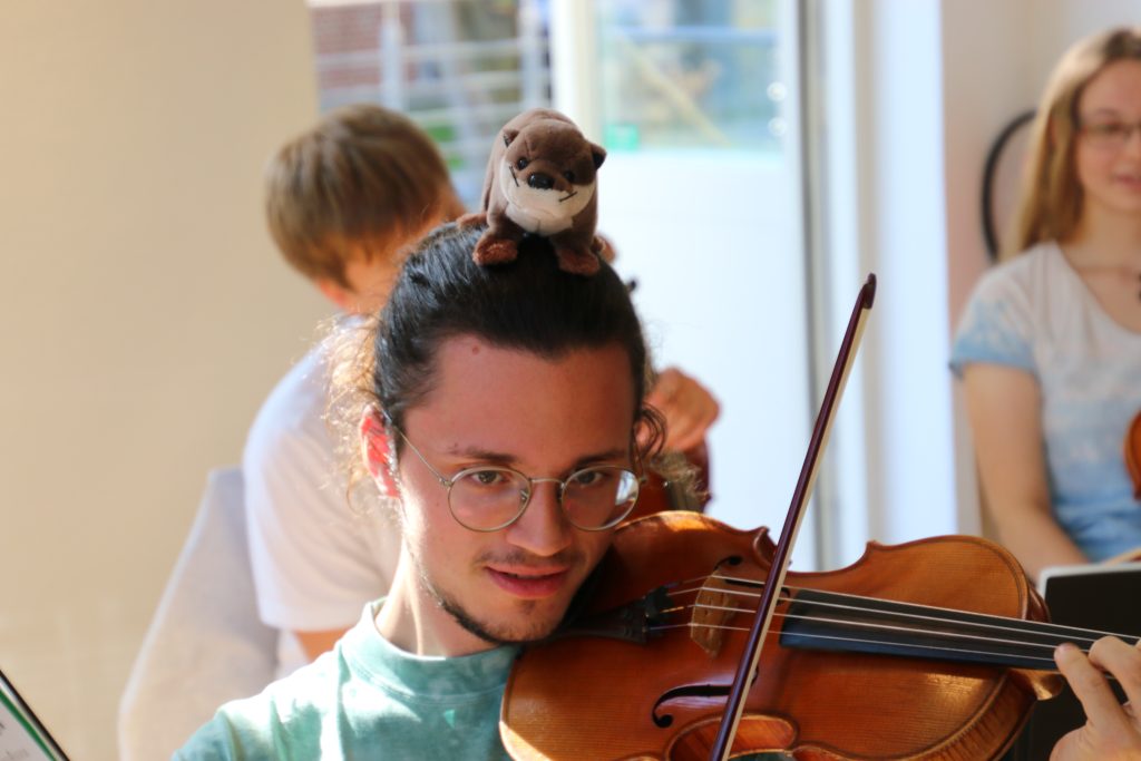 Violinist mit dem HK Otter auf dem Kopf