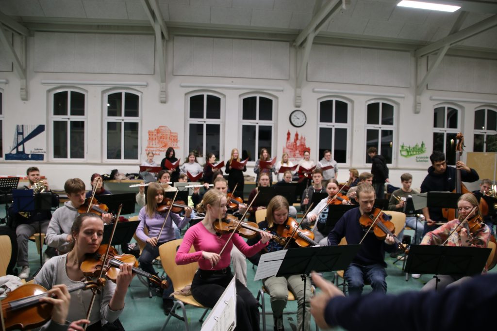 Orchester Probe mit Chor